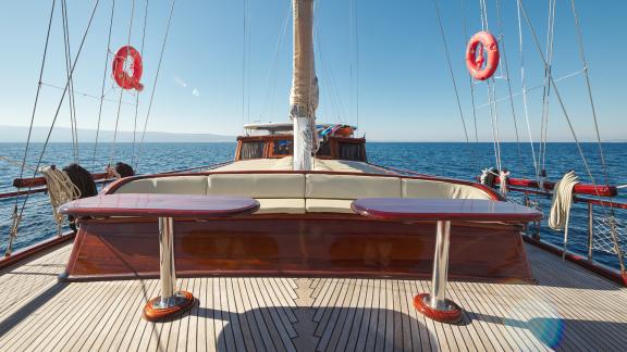 Vordere Deck der Gulet Linda mit Sitzbänken und einem klaren Blick auf das Meer.